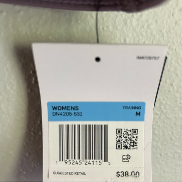 NWT Nike Medium Support Sports Bra with Keyhole Design - Picture 3 of 6